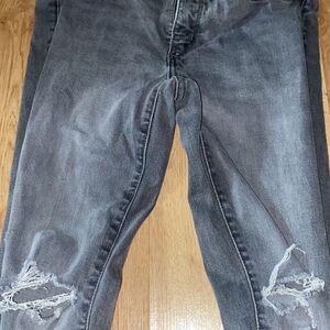 Universal Thread women’s Black Distressed Skinny Jeans